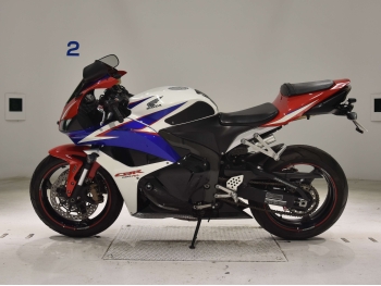     Honda CBR600RR-3A 2010  1