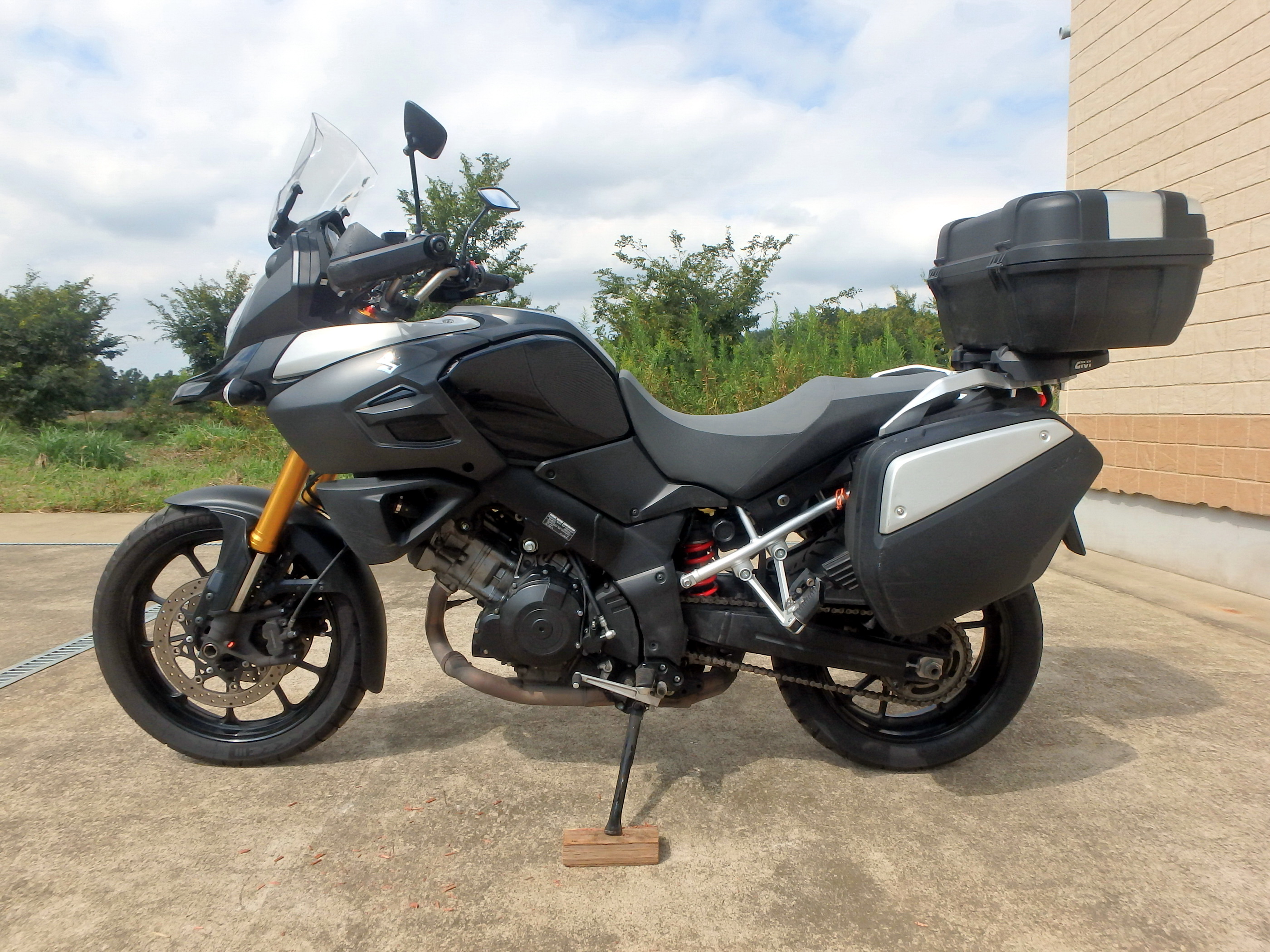 Suzuki v Strom 1000